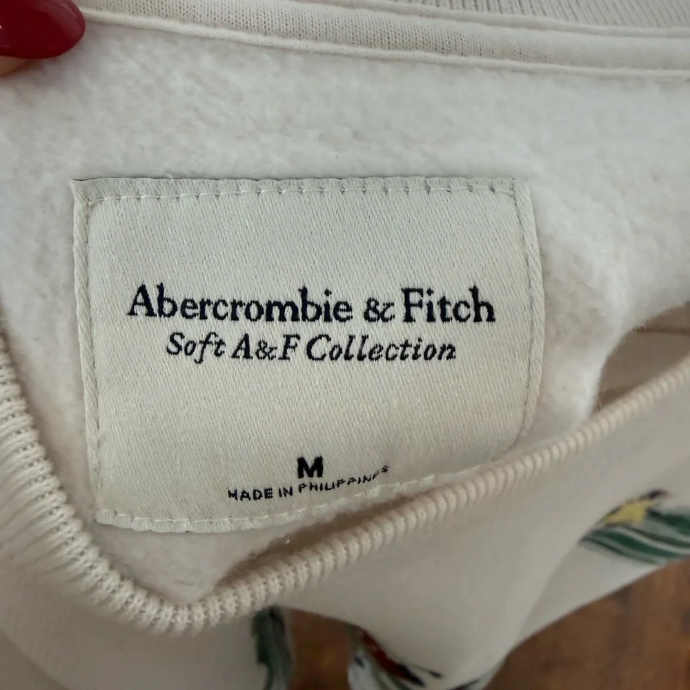 Abercrombie & Fitch Soft A&F Crewneck - Picture 5 of 5